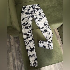Lululemon Black and White Tie Dye 7/8 Leggings size 8